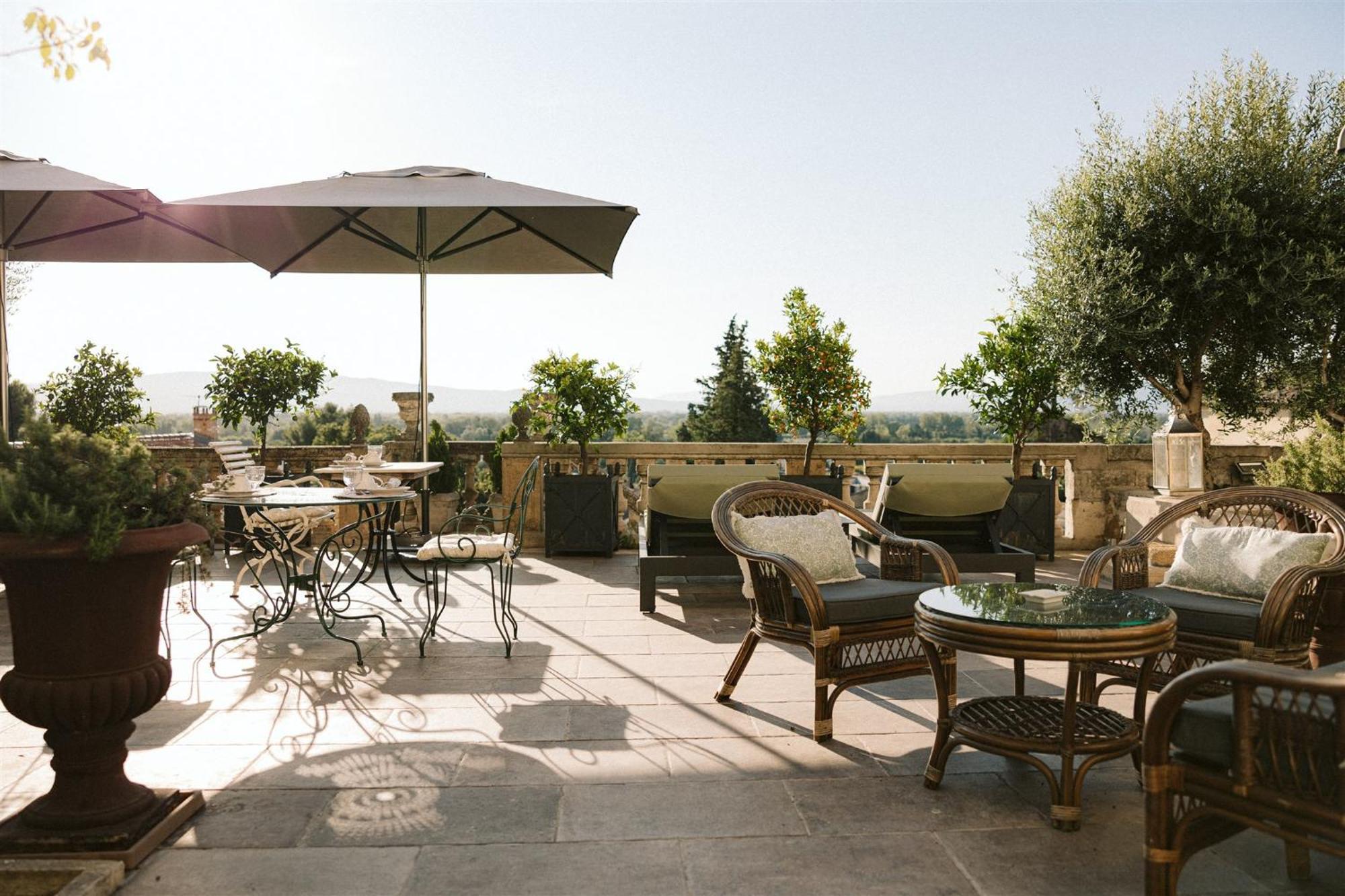 Le Petit Chateau Chateauneuf-de-Gadagne ภายนอก รูปภาพ